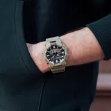 Reloj Casio G-Shock, color beige con detalles en negro y blanco.