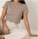 Remera de morley de algodón, de corte ajustado y diseño crop, con cuello redondo y mangas cortas.