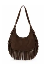 Cartera tipo hobo de gamuza marrón con diseño de flecos largos en los bordes inferiores y correa ajustable con herrajes plateados.