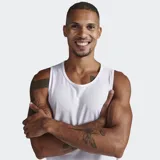 Musculosa deportiva 2XU Aero Tank, color negro, confeccionada con tejido X-VENT, cuerpo de doble punto y panel trasero de malla para mayor transpirabilidad.