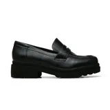 Mocasines de cuero sintético negro con suela track de plataforma y detalle de antifaz en el empeine.