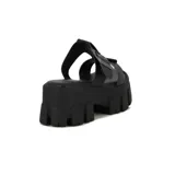 Sandalias negras con plataforma y hebilla ajustable.