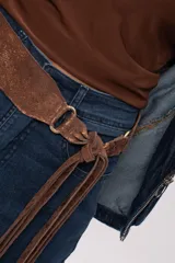 Faja ancha color marrón chocolate con acabado texturizado, hebilla de argolla metálica y tiras colgantes con nudo lateral.