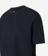 Remera color crema, de corte holgado, con cuello redondo y mangas cortas.