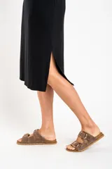 Vestido negro de viscosa y elastano, corte recto, largo midi y sin mangas.