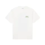 Remera de manga corta Lacoste color blanco, con cuello redondo y diseño minimalista que presenta el logo de la marca integrado en un gráfico lineal de una pelota de tenis en el pecho.