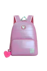 Mochila acolchada color lila iridiscente con correas ajustables. Presenta un parche circular con el texto "TRENDY" y un corazón en el centro, y las letras "TR DY" en verde menta en el bolsillo frontal. Incluye un llavero colgante de corazón peluche rosa.