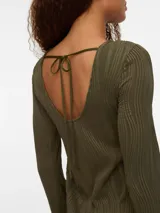 Vestido corto de manga larga con cuello redondo y textura ondulada en relieve. Presenta un diseño ajustado y fluido con acabado sutilmente traslúcido.
