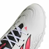 Championes de fútbol Adidas Predator Club TF, color blanco con las icónicas tres tiras en fucsia y negro, lengüeta negra con la inscripción "Predator" y suela con tapones de goma para césped sintético.