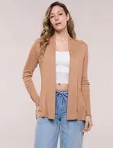 Cardigan liviano de punto acanalado color tostado, de frente abierto con solapa integrada y mangas largas.