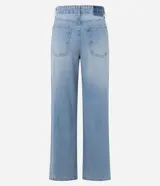 Pantalón de jean modelo wide leg en color azul medio, con cintura baja y corte holgado. Presenta roturas decorativas en las rodillas, bolsillos funcionales, cierre frontal con botón y cremallera, y trabillas para cinturón.