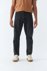 Pantalón de jean de hombre, corte slim cropped, con bolsillos y cremallera.