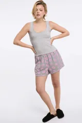 Short blanco con estampado de pequeñas flores rojas, cintura elastizada.