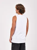 Musculosa blanca de cuello redondo y sisa amplia, con un estampado frontal de estilo fotográfico en blanco y negro que muestra un paisaje desértico y una construcción, acompañado por la palabra "wilderness" en color verde.