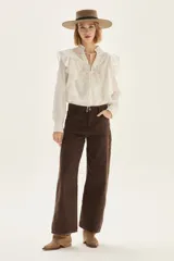 Jean marrón de tiro alto, corte barrel y pierna ancha. Confeccionado en tela con elasticidad.