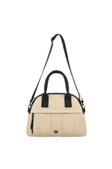 Cartera Las Oreiro color beige con detalles en negro, diseño acolchado en la parte inferior y logo metálico. Cuenta con doble asa de mano y correa de hombro ajustable y desmontable.