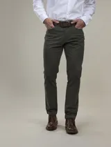 Pantalón de calce comfort confeccionado en tejido sateen con algodón y spandex. Terminación peach touch y teñido garment dye que aporta suavidad y un acabado único.