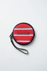 Mini case circular de neopreno color negro, con cierre en contraste turquesa, estampa frontal de la marca y tira de muñeca.