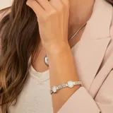 Pulsera de diseño articulado que combina eslabones trenzados en plata con detalles en oro y piezas circulares centrales con incrustaciones de nácar.
