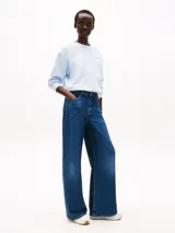 Zapatillas Tommy Hilfiger blancas con detalles en azul, rojo y suela color caramelo.