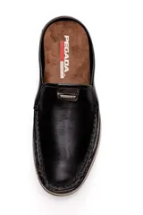 Zueco de cuero marrón para hombre, estilo mocasín destalonado, con costuras visibles y suela flexible.