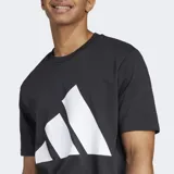 Remera negra de algodón con cuello redondo y logo Adidas de tres barras en color blanco estampado en el pecho.