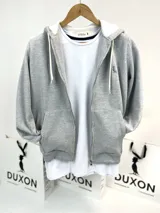 Campera gris con cierre, capucha y bolsillos frontales.