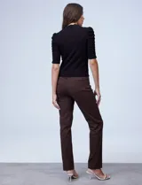 Blusa Philosophy de tejido acanalado color borgoña, con cuello alto y mangas cortas fruncidas.