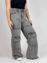 Pantalón gris de jean, corte wide leg, con bolsillos cargo laterales.