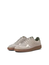 Championes urbanos Jack & Jones modelo Marsen, color gris claro con detalles en blanco y verde militar. Confeccionados con capellada sintética, forro de poliuretano y poliéster, plantilla de poliéster y suela de goma termoplástica.