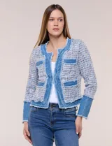 Chaqueta estructurada de tweed en tonos celestes y multicolor, combinada con detalles de denim en los bordes, bolsillos, puños y solapas frontales. Cuenta con escote redondo, frente abierto y bolsillos delanteros con solapa.