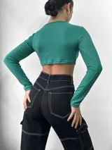 Top manga larga de morley o lanilla, con escote en V y frunce regulable en el centro.