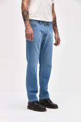 Jean de corte recto y tiro medio, confeccionado en denim de color azul clásico con costuras reforzadas.