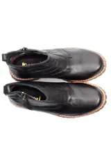 Bota corta negra de cuero sintético con textura croco, cierre lateral y suela track.