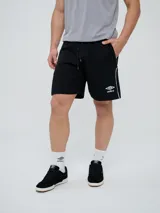 Bermuda deportiva Umbro modelo Veliz para hombre, color negro con detalles en blanco, cordón ajustable en la cintura y logo bordado en la pierna izquierda.