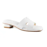 Sandalia de cuero negra con dos tiras anchas cruzadas en el empeine y taco bajo cuadrado.