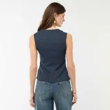 Musculosa azul marino con cuello redondo y cierre frontal de botones dorados grandes con diseño texturizado.