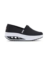 Zapatillas tipo slip-on Hush Puppies modelo Angelo, color negro, confeccionadas en tela canvas con elástico en el empeine para un calce sencillo. Poseen una suela de plataforma con tecnología de amortiguación y plantilla de memory foam de alta densidad.