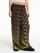 Pantalón de viscosa con estampado animal print en tonos marrones y verdes, tiro medio-alto, pretina elástica, bolsillos laterales y corte amplio.