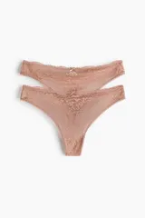 Pack de dos bombachas tipo colaless confeccionadas íntegramente en encaje floral, con detalle de pequeño lazo central en la cintura y bordes festoneados.