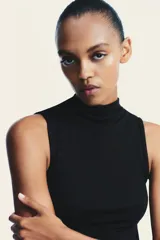 Top negro de manga sisa con cuello subido (mock neck).