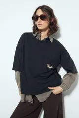 Remerón de manga corta color terracota con efecto gastado, silueta amplia y bolsillo aplicado con bordado de perro salchicha.