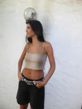 Top corto de breteles finos, con escote recto y diseño ajustado al cuerpo.