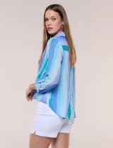 Blusa de gasa blanca con estampado floral multicolor, cuello con solapa, cierre frontal de botones y diseño anudado en la parte delantera.