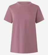 Remera básica de manga corta y cuello redondo, confeccionada en algodón suave y resistente.