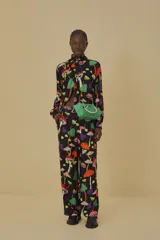 Pantalón largo de viscosa con estampado de hongos de colores, corte wide leg y cintura alta.