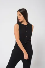 Mono largo color rojo, de morley, con corte holgado, sin mangas, con botones frontales y cinturón de lazo.