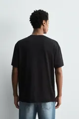 Camiseta de corte relajado confeccionada en algodón ligero, con cuello redondo y mangas cortas con bordes de acabado irregular.