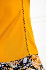 Musculosa color mostaza de algodón peinado con calce al cuerpo.