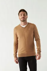 Sweater de punto color rosa con cuello en V y logo bordado en el pecho.